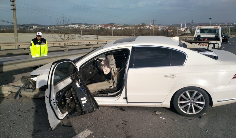 SAKARYA'DA BARİYER OTOMOBİLİN İÇİNE GİRDİ