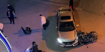 SAKARYA'DA OTOMOBİLE ÇARPAN MOTOSİKLETTEKİ 2 KİŞİ YARALANDI