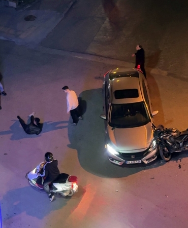 SAKARYA'DA OTOMOBİLE ÇARPAN MOTOSİKLETTEKİ 2 KİŞİ YARALANDI