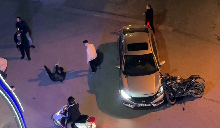 Sakarya’da otomobile çarpan motosikletteki 2 kişi yaralandı