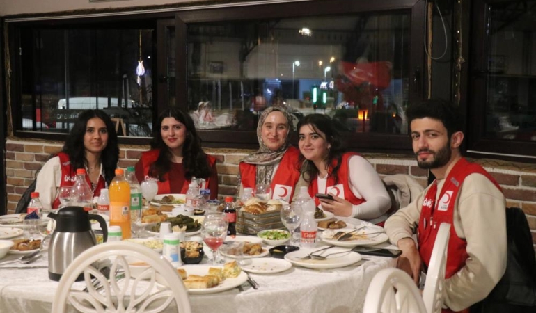 Memleketinden uzak 40 öğrenci, anne elinin değdiği iftar sofrasında buluştu