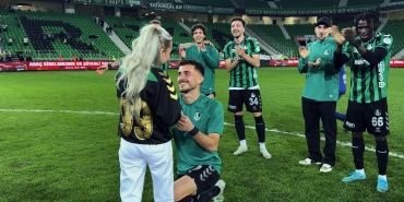 SAKARYASPOR - YENİ MALATYASPOR MAÇININ ARDINDAN SAHADA SÜRPRİZ TEKLİF SAKARYASPORLU FUTBOLCU ALPASLAN DEMİR, KIZ ARKADAŞINA EVLİLİK TEKLİF ETTİ