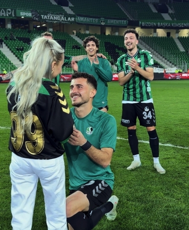 SAKARYASPOR - YENİ MALATYASPOR MAÇININ ARDINDAN SAHADA SÜRPRİZ TEKLİF SAKARYASPORLU FUTBOLCU ALPASLAN DEMİR, KIZ ARKADAŞINA EVLİLİK TEKLİF ETTİ
