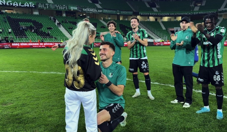 SAKARYASPOR - YENİ MALATYASPOR MAÇININ ARDINDAN SAHADA SÜRPRİZ TEKLİF SAKARYASPORLU FUTBOLCU ALPASLAN DEMİR, KIZ ARKADAŞINA EVLİLİK TEKLİF ETTİ