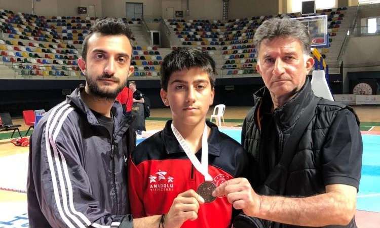 Sakarya’da acı olay: Taekwondo hocası duvarın altında kalarak hayatını kaybetti