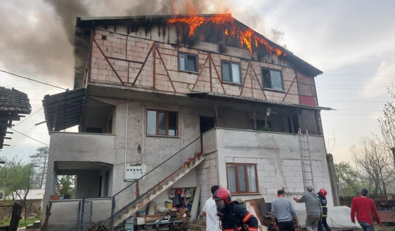 3 katlı evin son katı alev alev yandı