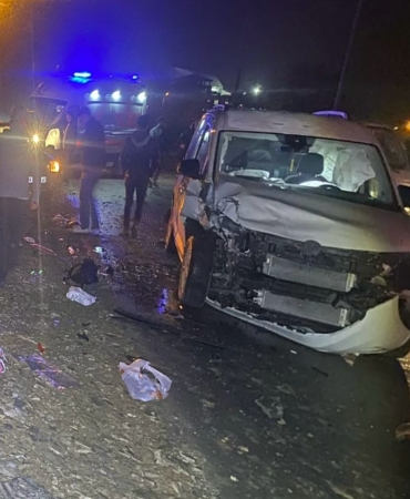 OTOMOBİL İLE HAFİF TİCARİ ARAÇ ÇARPIŞTI: 3'Ü ÇOCUK 4 YARALI