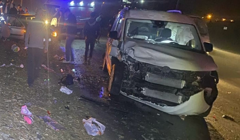 Otomobil ile hafif ticari araç çarpıştı: 3’ü çocuk 4 yaralı