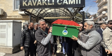 EN ACI BAYRAM: OĞLUNA SON GÖREVİNİ YAPAN BABA YÜREKLERİ SIZLATTI SAPANCA GÖLÜ'NDE CANSIZ BEDENİ BULUNAN 15 YAŞINDAKİ KANOCU DEFNEDİLDİ