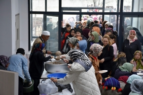 BİR ASRI GEÇKİN GELENEKTE 12 BİN KİŞİ BAYRAMLAŞTI HENDEK'TE 116 YILLIK GELENEK BU BAYRAMDA BOZULMADI, YAPILAN KEŞKEK BİNLERCE VATANDAŞA İKRAM EDİLDİ