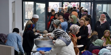 BİR ASRI GEÇKİN GELENEKTE 12 BİN KİŞİ BAYRAMLAŞTI HENDEK'TE 116 YILLIK GELENEK BU BAYRAMDA BOZULMADI, YAPILAN KEŞKEK BİNLERCE VATANDAŞA İKRAM EDİLDİ