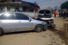 OTOMOBİLLER KAFA KAFAYA ÇARPIŞTI: KAZA ANI KAMERADA