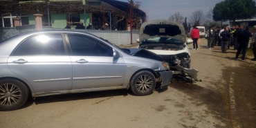 OTOMOBİLLER KAFA KAFAYA ÇARPIŞTI: KAZA ANI KAMERADA
