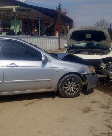 OTOMOBİLLER KAFA KAFAYA ÇARPIŞTI: KAZA ANI KAMERADA