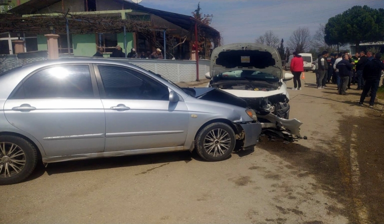 OTOMOBİLLER KAFA KAFAYA ÇARPIŞTI: KAZA ANI KAMERADA