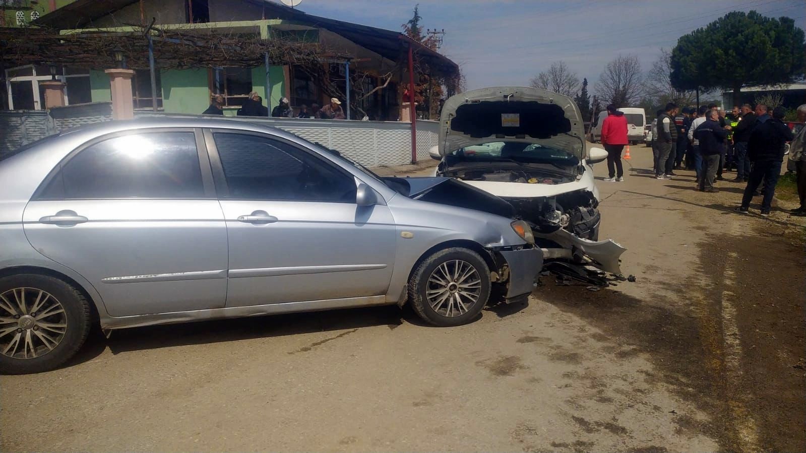 OTOMOBİLLER KAFA KAFAYA ÇARPIŞTI: KAZA ANI KAMERADA
