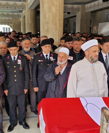 BAYRAM TATİLİ İÇİN GELDİĞİ MEMLEKETİNDE KAZADA HAYATINI KAYBEDEN UZMAN ONBAŞI SON YOLCULUĞUNA UĞURLANDI ACILI ANNEDEN YÜREK YAKAN SÖZLER: "YEMİN TÖRENİ YAPTIK BİZ SANA İNANAMIYORUM, BU ÇOK ACI"