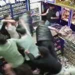 BAYRAMIN KANA BULANDIĞI OLAYIN DEHŞET VERİCİ GÖRÜNTÜLERİ ORTAYA ÇIKTI HER ANI KORKUNÇ: ELLERİNE NE GEÇTİYSE FIRLATTILAR, DAKİKALARCA DARBETTİLER ORTALIĞIN SAVAŞ ALANINA DÖNDÜĞÜ O ANLAR SANİYE SANİYE KAMERADA