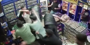 BAYRAMIN KANA BULANDIĞI OLAYIN DEHŞET VERİCİ GÖRÜNTÜLERİ ORTAYA ÇIKTI HER ANI KORKUNÇ: ELLERİNE NE GEÇTİYSE FIRLATTILAR, DAKİKALARCA DARBETTİLER ORTALIĞIN SAVAŞ ALANINA DÖNDÜĞÜ O ANLAR SANİYE SANİYE KAMERADA