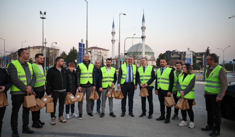 Serdivan’da “İftara 5 Dakika Kala” Uygulamasıyla Ramazan’ın Bereketi Paylaşıldı