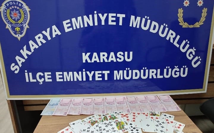 Sakarya’da iki kahvehaneye kumar baskını: 9 kişi hakkında adli ve idari işlem başlatıldı
