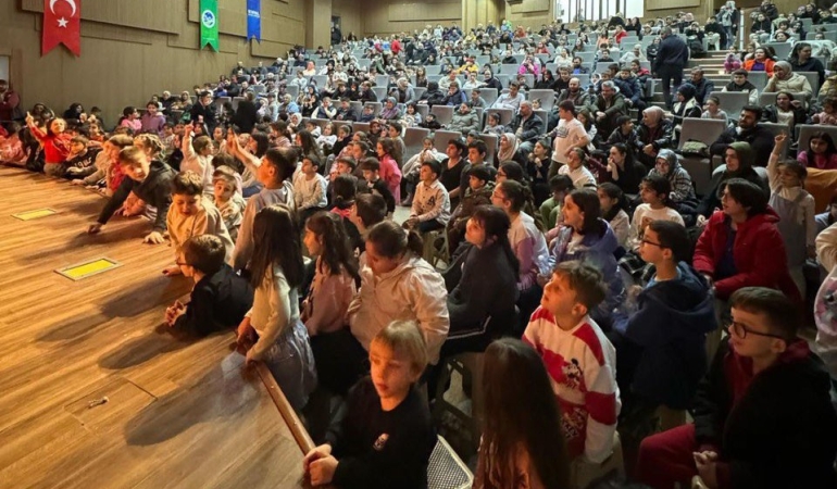 Büyükşehir Karasu’da çocukları rengârenk bir Ramazan şenliğinde buluşturdu