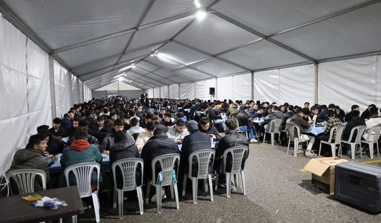 Büyükşehir’den bir Ramazan geleneği: Farklı renklerden binler yine aynı sofrada