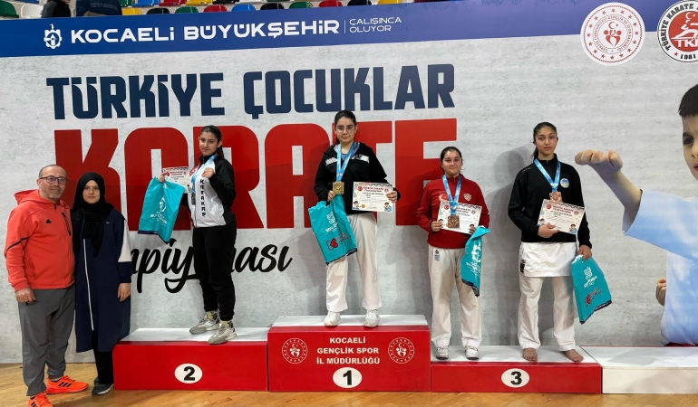 Büyükşehir’den minderde çifte zafer: Betül ve Sümeyye fırtına gibi esti