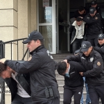 BAYRAM GECESİNİ KANA BULAYIP İKİ KİŞİYİ ÖLDÜRESİYE DARP EDEN 19 ŞÜPHELİ ADLİYEDE POLİS GENİŞ GÜVENLİK ÖNLEMLERİ ALARAK ŞÜPHELİLERİ ADLİYEYE SEVK ETTİ ŞÜPHELİLERDEN 7'SİNİN YAŞI 18'DEN KÜÇÜK