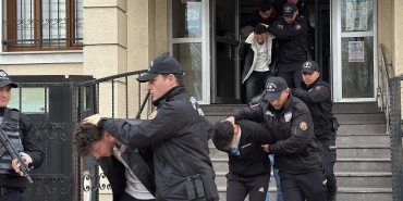 BAYRAM GECESİNİ KANA BULAYIP İKİ KİŞİYİ ÖLDÜRESİYE DARP EDEN 19 ŞÜPHELİ ADLİYEDE POLİS GENİŞ GÜVENLİK ÖNLEMLERİ ALARAK ŞÜPHELİLERİ ADLİYEYE SEVK ETTİ ŞÜPHELİLERDEN 7'SİNİN YAŞI 18'DEN KÜÇÜK
