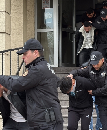 BAYRAM GECESİNİ KANA BULAYIP İKİ KİŞİYİ ÖLDÜRESİYE DARP EDEN 19 ŞÜPHELİ ADLİYEDE POLİS GENİŞ GÜVENLİK ÖNLEMLERİ ALARAK ŞÜPHELİLERİ ADLİYEYE SEVK ETTİ ŞÜPHELİLERDEN 7'SİNİN YAŞI 18'DEN KÜÇÜK