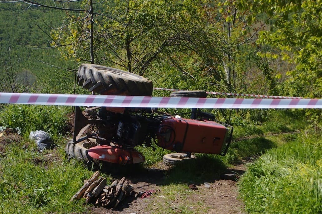 DEVRİLEN TRAKTÖRÜN ALTINDA KALAN 85 YAŞINDAKİ ADAM HAYATINI KAYBETTİ