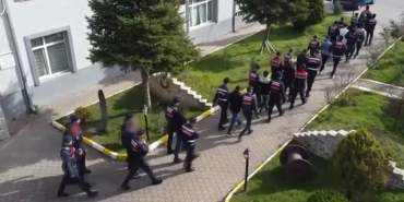 KADIN PROFİLLERİ İLE MESAJLAŞTIKLARI KİŞİLERİN CİNSEL İÇERİKLİ GÖRÜNTÜLERİNİ KAYDEDİP 500 MİLYON TL'LİK VURGUN YAPAN ÇETEYE DARBE ÇETE ÜYELERİNİN MAĞDUR ETTİKLERİ KİŞİLERE KENDİLERİNİ AVUKAT OLARAK TANITIP UZLAŞMA ÜCRETİ ADI ALTINDA PARA TALEP ETTİKLERİ ORTAYA ÇIKTI