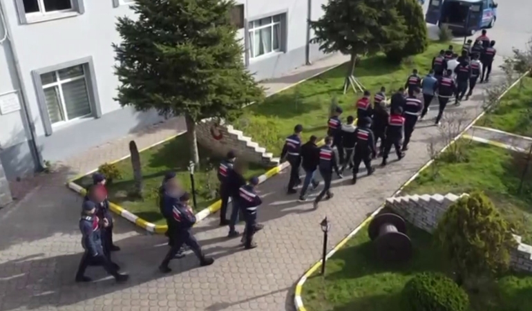 Kadın profilleri ile mesajlaştıkları kişilerin cinsel içerikli görüntülerini kaydedip 500 milyon TL’lik vurgun yapan çeteye darbe