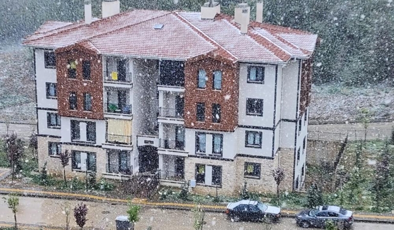 Bahar ayında şehir merkezinde lapa lapa kar: “Sabah güneş vardı şimdi kar yağıyor”