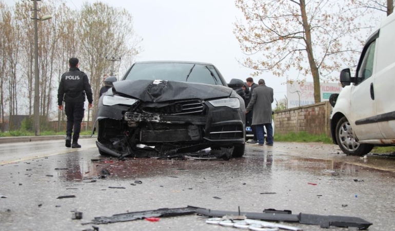 Lüks otomobil, hafif ticari araca çarptı, 2 kişi yaralandı: Kaza anı kamerada
