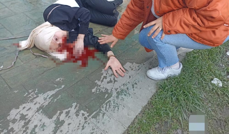 Sakarya’da korkunç olay: Genç kadın ikinci kattan düştü, gören oraya koştu