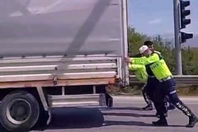 JANDARMA ARIZALANAN KAMYONETİ İTEREK SÜRÜCÜYE YARDIM ETTİ