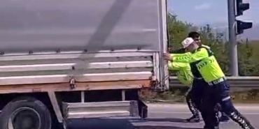 JANDARMA ARIZALANAN KAMYONETİ İTEREK SÜRÜCÜYE YARDIM ETTİ