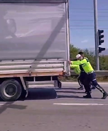 JANDARMA ARIZALANAN KAMYONETİ İTEREK SÜRÜCÜYE YARDIM ETTİ