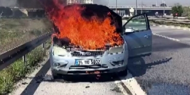 D100'DE YANAN OTOMOBİLİNİ ÇARESİZCE İZLEDİ: DİĞER SÜRÜCÜLER YARDIMINA KOŞTU YANGINI SÖNDÜREBİLMEK İÇİN SEFERBER OLDULAR