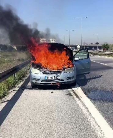 D100'DE YANAN OTOMOBİLİNİ ÇARESİZCE İZLEDİ: DİĞER SÜRÜCÜLER YARDIMINA KOŞTU YANGINI SÖNDÜREBİLMEK İÇİN SEFERBER OLDULAR