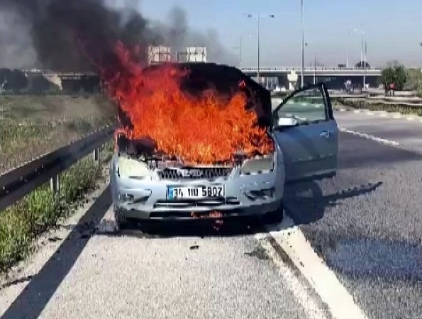 D100’de yanan otomobilini çaresizce izledi: Diğer sürücüler yardımına koştu