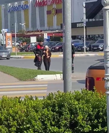 YÜRÜMEKTE ZORLANAN YAŞLI KADINA YUNUS POLİSİNDEN YARDIM ELİ