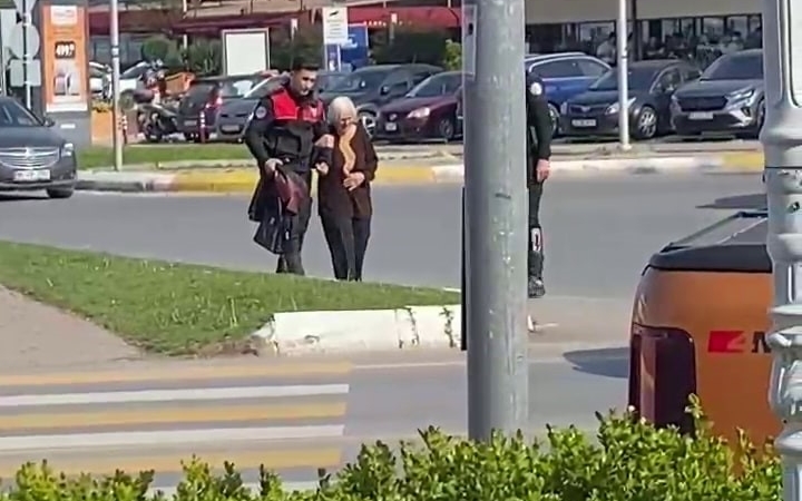 Yürümekte zorlanan yaşlı kadına yunus polisinden yardım eli