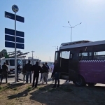 EHLİYETSİZ SÜRÜCÜ KULLANDIĞI KAMYONLA ÖZEL HALK OTOBÜSÜNE ÇARPTI 1 YOLCU HAFİF YARALANDI, KAMYON TRAFİKTEN MEN EDİLDİ