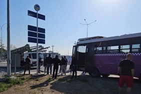 EHLİYETSİZ SÜRÜCÜ KULLANDIĞI KAMYONLA ÖZEL HALK OTOBÜSÜNE ÇARPTI 1 YOLCU HAFİF YARALANDI, KAMYON TRAFİKTEN MEN EDİLDİ