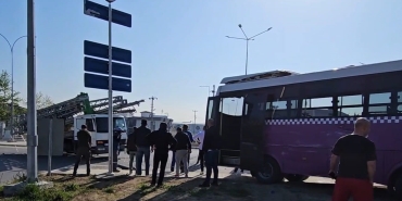 EHLİYETSİZ SÜRÜCÜ KULLANDIĞI KAMYONLA ÖZEL HALK OTOBÜSÜNE ÇARPTI 1 YOLCU HAFİF YARALANDI, KAMYON TRAFİKTEN MEN EDİLDİ