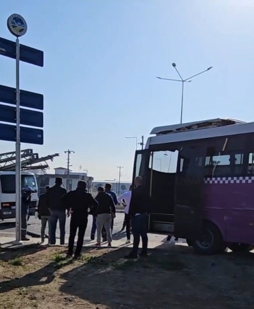 EHLİYETSİZ SÜRÜCÜ KULLANDIĞI KAMYONLA ÖZEL HALK OTOBÜSÜNE ÇARPTI 1 YOLCU HAFİF YARALANDI, KAMYON TRAFİKTEN MEN EDİLDİ