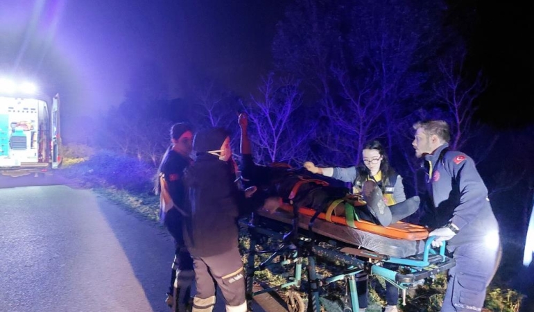 Böyle tiryakilik görülmedi: Şarampole uçan araçtan yaralı kurtarıldı, sedyede sigara yaktı
